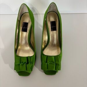 Glint satin peep toe pumps acid green, size 7